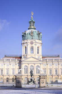 Deutschland, Berlin, Blick auf Schloss Charlottenburg im Winter - CMF000345