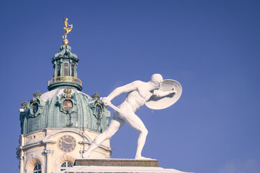 Deutschland, Berlin, schneebedeckte Kuppel des Schlosses Charlottenburg mit Skulptur im Vordergrund - CMF000346