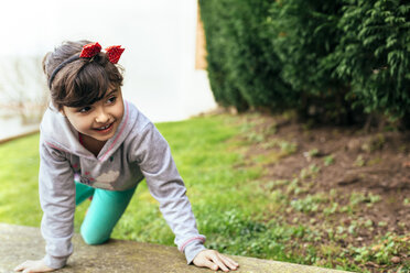 Porträt eines kleinen Mädchens, das draußen spielt - MGOF001271