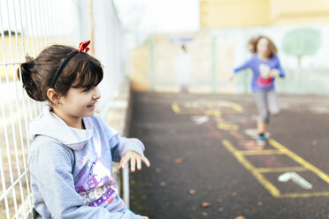 Porträt eines lächelnden kleinen Mädchens, das draußen spielt - MGOF001273