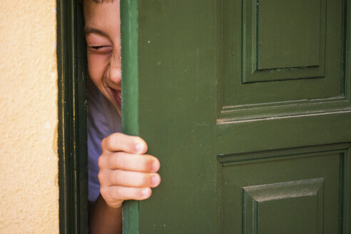 Junge versteckt sich hinter einer grünen Tür - SIPF000069