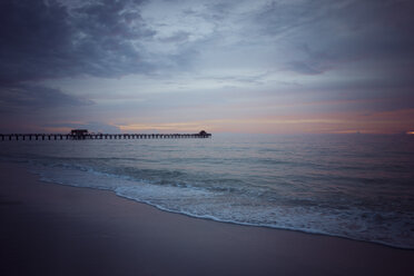 USA, Florida, Naples, Pier bei Sonnenuntergang - CHPF000192