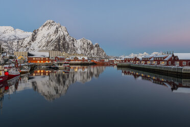 Norwegen, Lofoten Inseln, Svolvaer, Der Hafen der Stadt bei Sonnenuntergang - LOMF000175