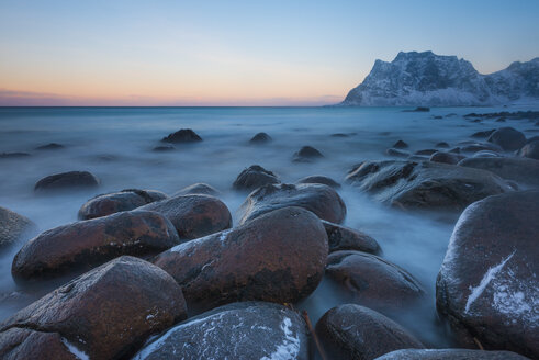 Norwegen, Lofoten, Utakleiv Strand bei Sonnenaufgang im Winter - LOMF000177