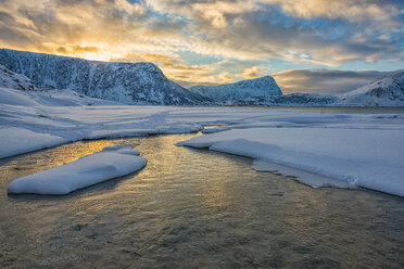 Norwegen, Lofoten, Utakleiv Strand bei Sonnenaufgang im Winter - LOMF000178