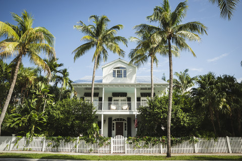 USA, Florida, Key West, Haus mit Palmen, lizenzfreies Stockfoto