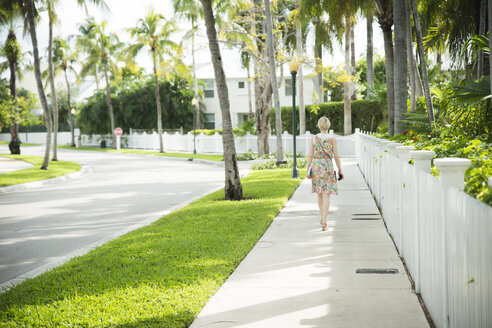 USA, Florida, Key West, Frau geht auf dem Bürgersteig - CHPF000205