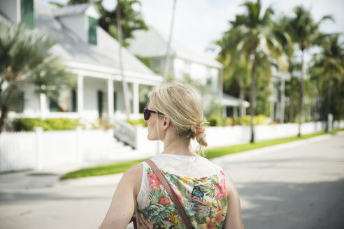 USA, Florida, Key West, Frau auf der Straße schaut sich um - CHPF000206