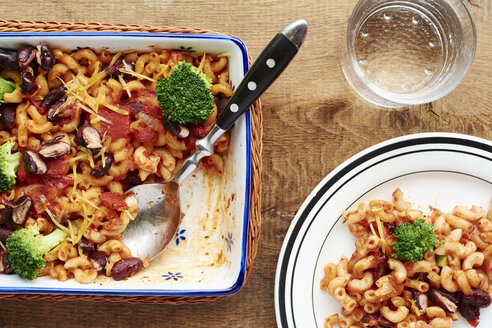 Macaroni, broccoli, kidney beans, tomato sauce, onions and garlic in baking dish - HAWF000861