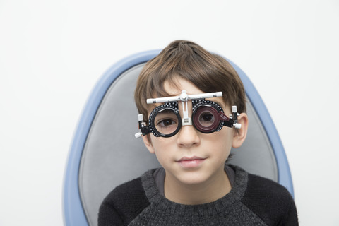 Junge mit Sehtestgerät, lizenzfreies Stockfoto