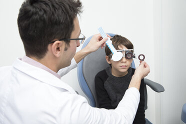 Optiker untersucht die Sehkraft eines Jungen - ERLF000101