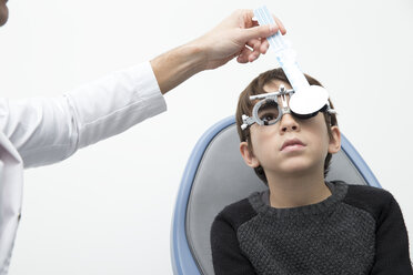 Optiker untersucht die Sehkraft eines Jungen - ERLF000102