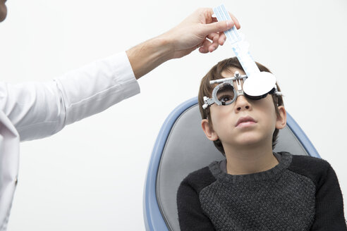 Optometrist examining eyesight of boy - ERLF000102