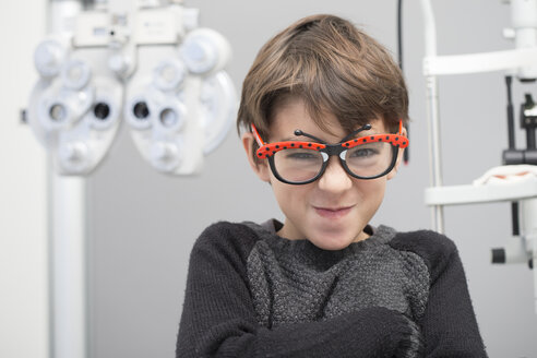 Junge hat Spaß in einem Optikergeschäft - ERLF000105