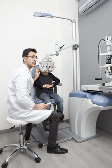 Optiker untersucht die Sehkraft eines Jungen - ERLF000109