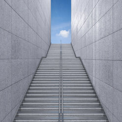 Treppe in einem Gebäude, die in den Himmel führt, 3d Rendering - UWF000750