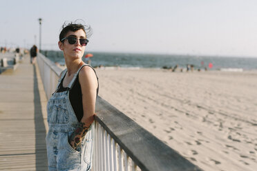 USA, New York, Coney Island, junge Frau entspannt an der Strandpromenade - GIOF000630