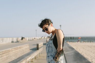 USA, New York, Coney Island, junge Frau entspannt an der Strandpromenade - GIOF000631