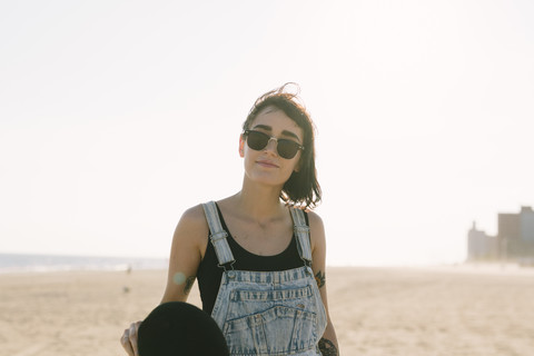 USA, New York, Coney Island, Porträt einer jungen Frau am Strand, lizenzfreies Stockfoto