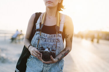 USA, New York, Coney Island, junge Frau fotografiert bei Sonnenuntergang - GIOF000668