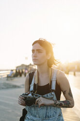 USA, New York, Coney Island, junge Frau fotografiert bei Sonnenuntergang - GIOF000669