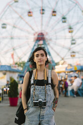 USA, New York, Coney Island, junge Frau im Vergnügungspark - GIOF000673