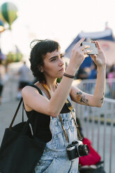 USA, New York, Coney Island, junge Frau macht ein Selfie im Vergnügungspark - GIOF000674