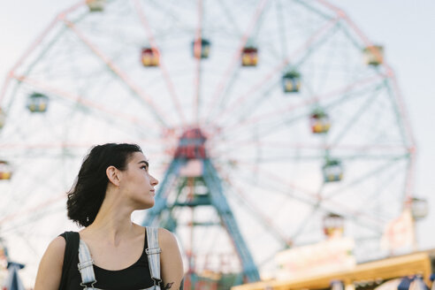 USA, New York, Coney Island, junge Frau im Vergnügungspark - GIOF000675