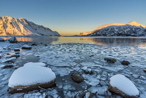 Norwegen, Lofoten, Sonnenuntergang auf einem Fjord - LOMF000179