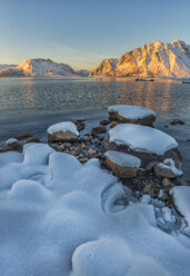 Norwegen, Lofoten, Sonnenuntergang auf einem Fjord - LOMF000180