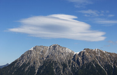 Österreich, Bundesland Salzburg, Pongau, Föhnwolke über Kraxenkogel und Ennskraxen - WWF003922