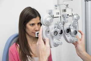 Frau beim Optiker, die einen Sehtest macht - ERLF000111