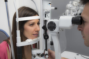 Frau beim Optiker, die einen Sehtest macht - ERLF000116