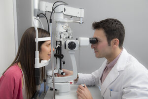 Frau beim Optiker, die einen Sehtest macht - ERLF000118