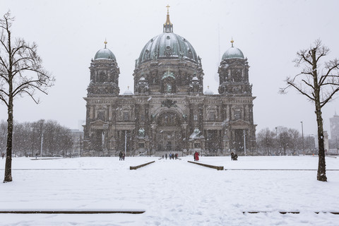 Deutschland, Berlin, Blick auf den Berliner Dom bei Schneefall, lizenzfreies Stockfoto