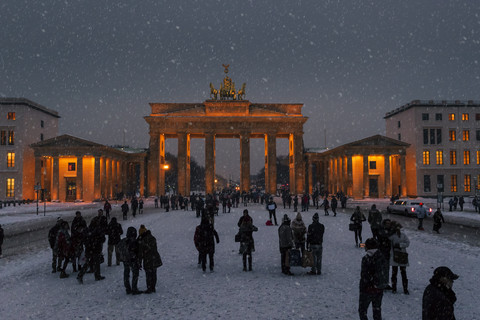 Deutschland, Berlin, Blick auf das Brandenburger Tor bei Schneefall am Abend, lizenzfreies Stockfoto