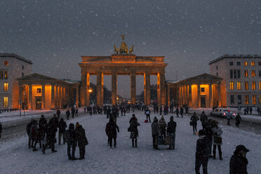 Deutschland, Berlin, Blick auf das Brandenburger Tor bei Schneefall am Abend - ZM000450
