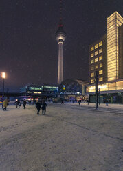 Deutschland, Berlin, Blick auf Fernsehturm bei Schneefall am Abend - ZMF000451