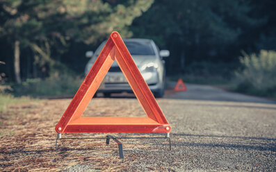 Warning triangle in the road by a car breakdown - DAPF000011