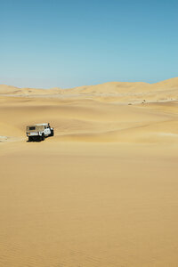 Namibia, Namib Wüste, Swakopmund, 4x4 Auto fahren zwischen den Dünen in der Wüste - GEMF000638