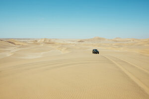 Namibia, Namib Wüste, Swakopmund, 4x4 Auto fahren zwischen den Dünen in der Wüste - GEMF000640