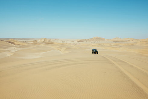 Namibia, Namib Wüste, Swakopmund, 4x4 Auto fahren zwischen den Dünen in der Wüste - GEMF000640