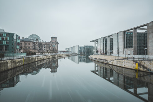 Deutschland, Berlin, Blick auf Reichstag, Marie-Eisabeth-Lüders- und Paul-Loebe-Gebäude im Winter - ASCF000459