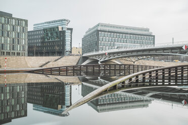 Deutschland, Berlin, Blick auf Bundespressekonferenz und Kronprinzenbrücke im Winter - ASCF000461