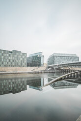 Deutschland, Berlin, Blick auf Bundespressekonferenz und Kronprinzenbrücke im Winter - ASCF000462