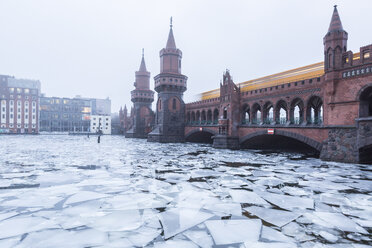 Germany, Berlin, view to Oberbaum Bridge with driving underground train in winter - ASCF000463