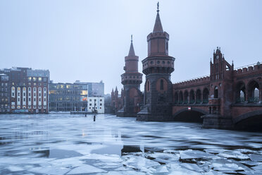 Deutschland, Berlin, Blick auf die Oberbaumbrücke im Winter - ASCF000464