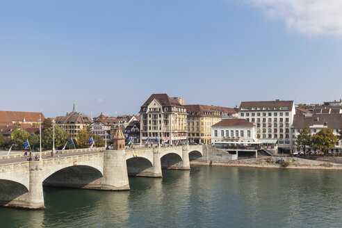 Schweiz, Basel, Mittlere Brücke über dem Rhein - GWF004573