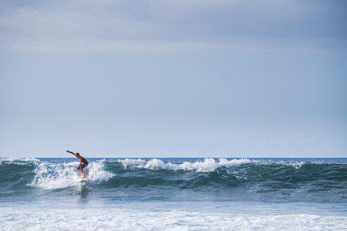 Spanien, Teneriffa, Junge Surfen - SIPF000091