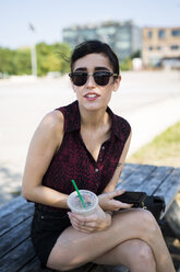 USA, New York City, Brooklyn, Porträt einer jungen Frau mit Sonnenbrille - GIOF000684